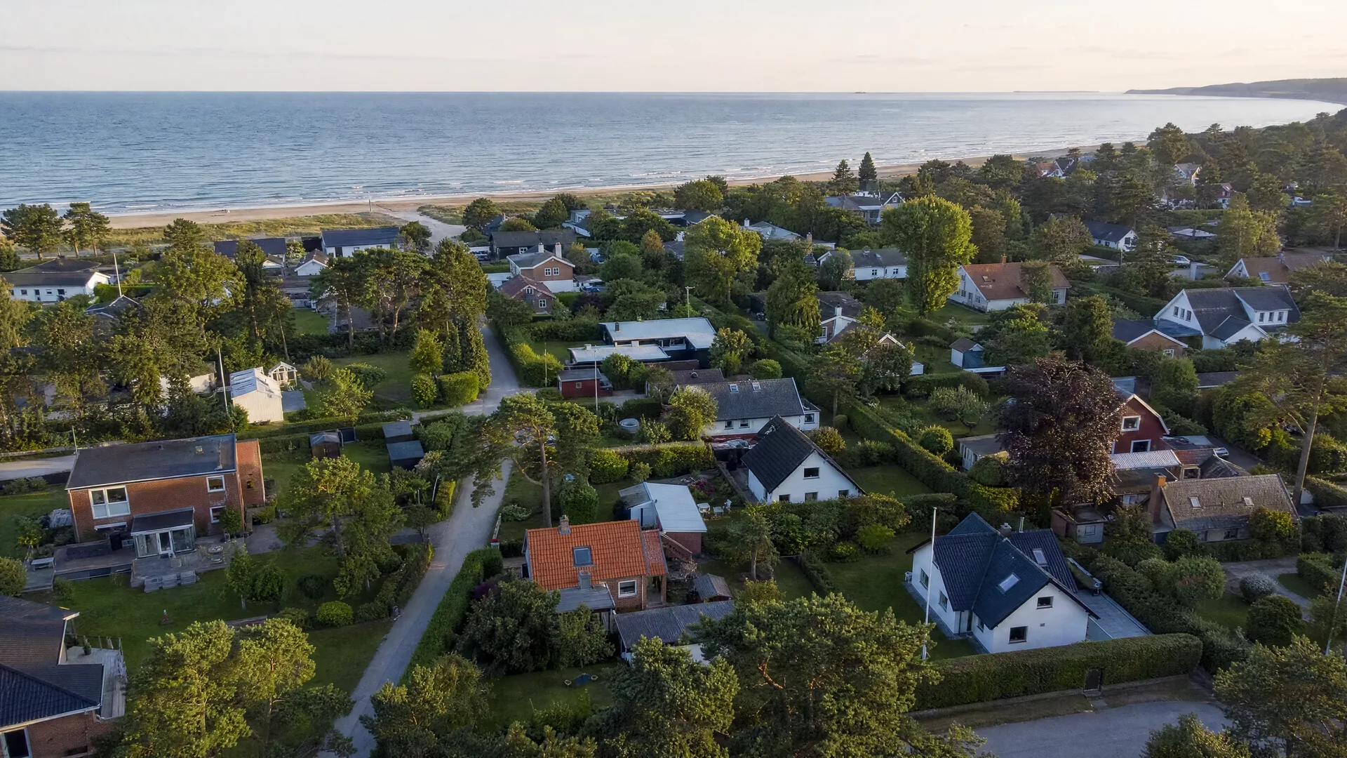 Villaområde vid kusten i Skåne från ovan